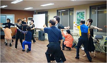 노인들이 댄스스포츠를 배우고 있는 모습입니다.